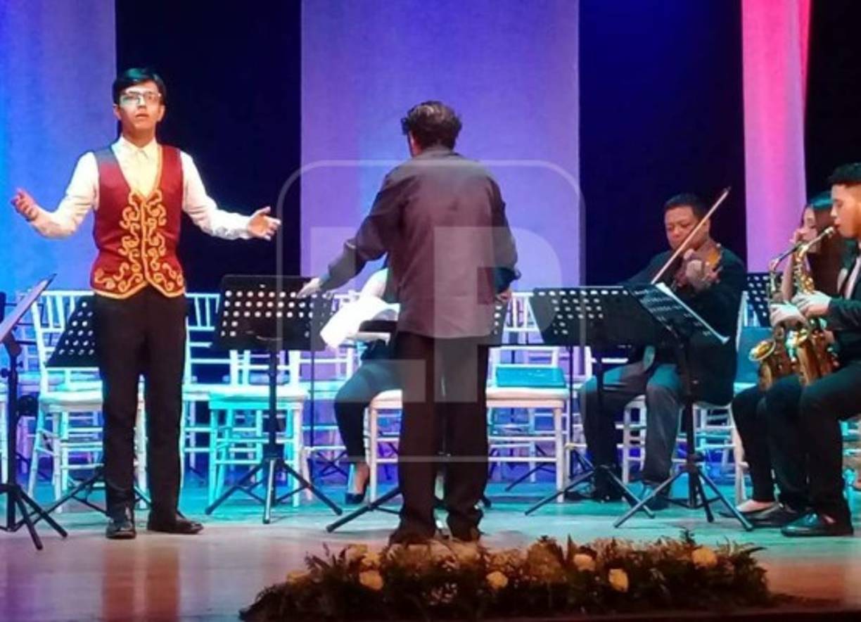 “Yo llegué a Honduras en 2017 con la idea de crear el Coro Polifónico de San Pedro Sula. Creamos el proyecto y dentro de los coralistas estaba Dennis. Desde siempre fue una persona muy curiosa por el tema de la voz. En mis clases siempre se destacó por su disciplina, por la calidad de su voz y por su compromiso. Pero no fue hasta más tarde cuando Dennis se interesó por la ópera, y los alumnos me decían ‘Maestro, mire, Dennis canta ópera’, y un día lo escuché cantando en el patio de la escuela, y estaba entonando un fragmento de una ópera muy difícil. Y lo que más me llamó la atención es que lo hacía con voz femenina, porque Dennis es una voz de contratenor, que es lo más sorprendente de todo. Contratenor es una voz masculina pero que suena a timbre femenino. Un tipo de voz muy, muy raro de encontrar”, explicó Oswaldo Rodríguez.