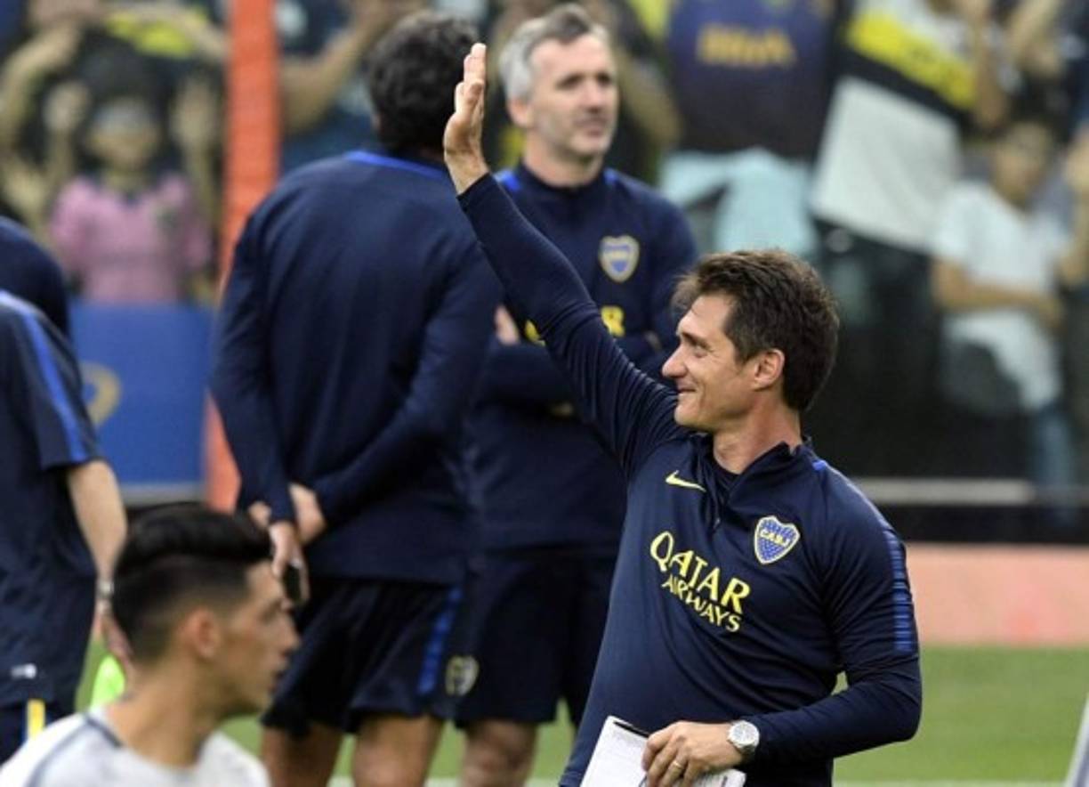 El entrenador de Boca Juniors, Guillermo Barros Schelotto, saludando y agradeciendo el apoyo a los aficionados.