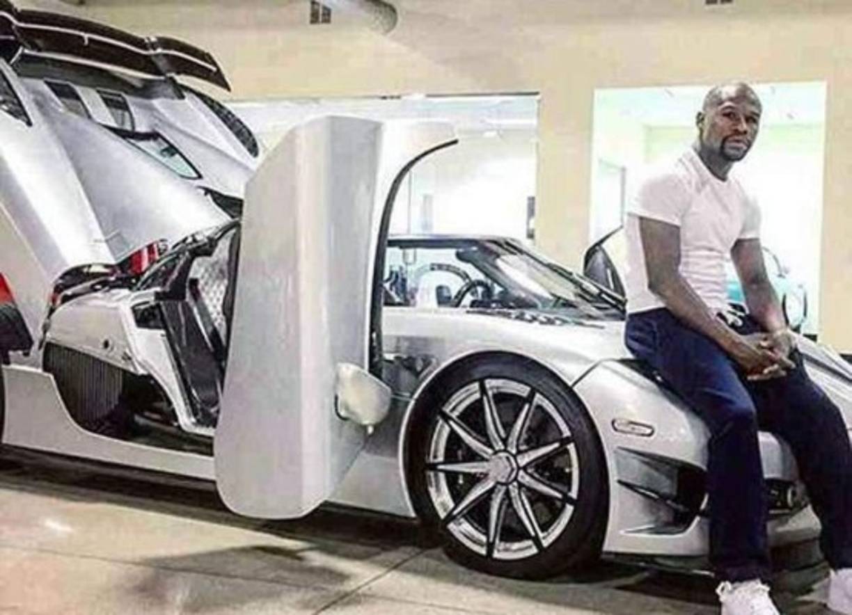 Floyd Mayweather posando encima del Koenigsegg CCXR Trevita, uno de los vehículos más exclusivos del planeta.