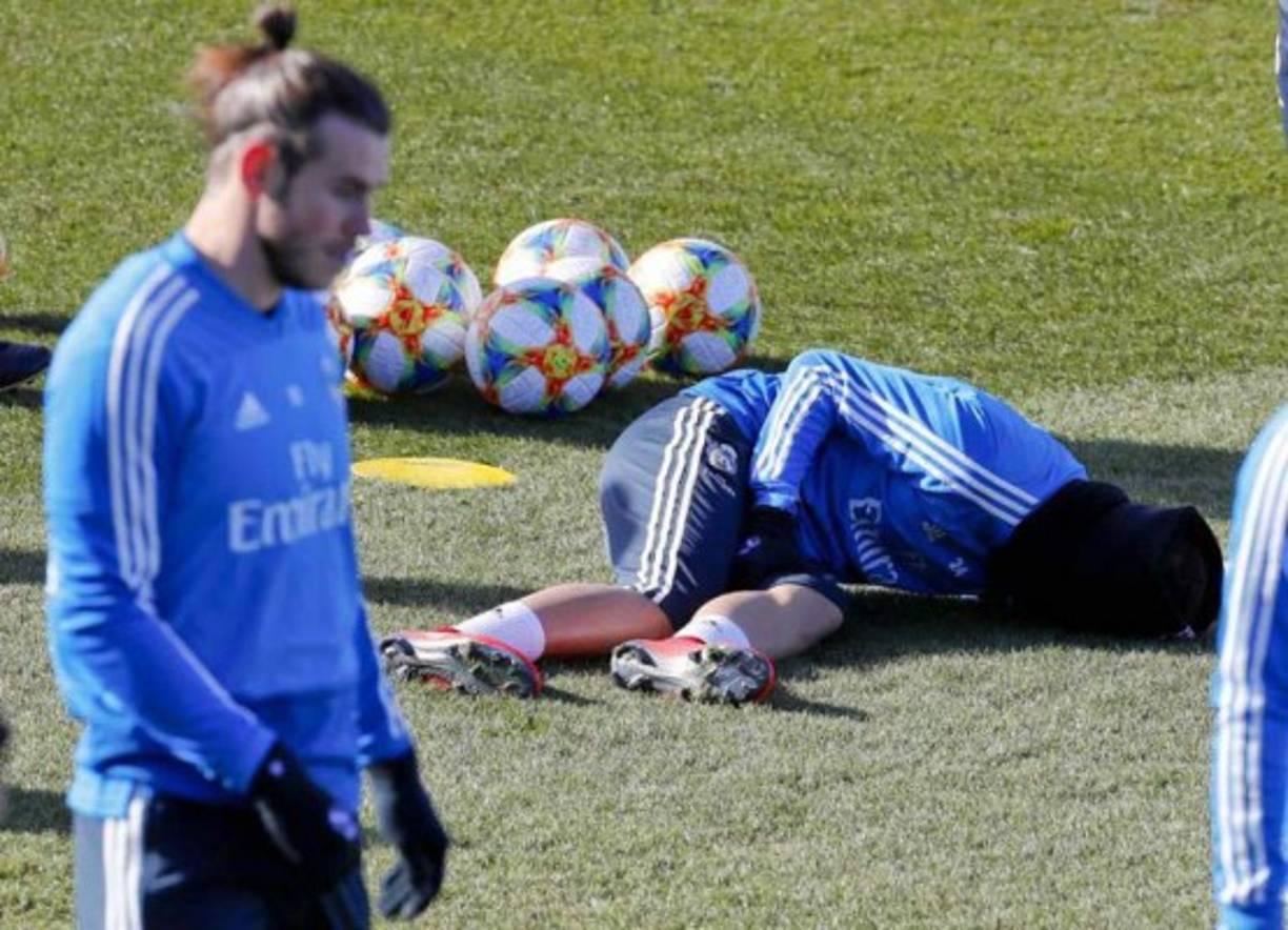 Dani Ceballos estuvo tendido en el césped por varios minutos luego de una dura entrada del defensor Nacho.