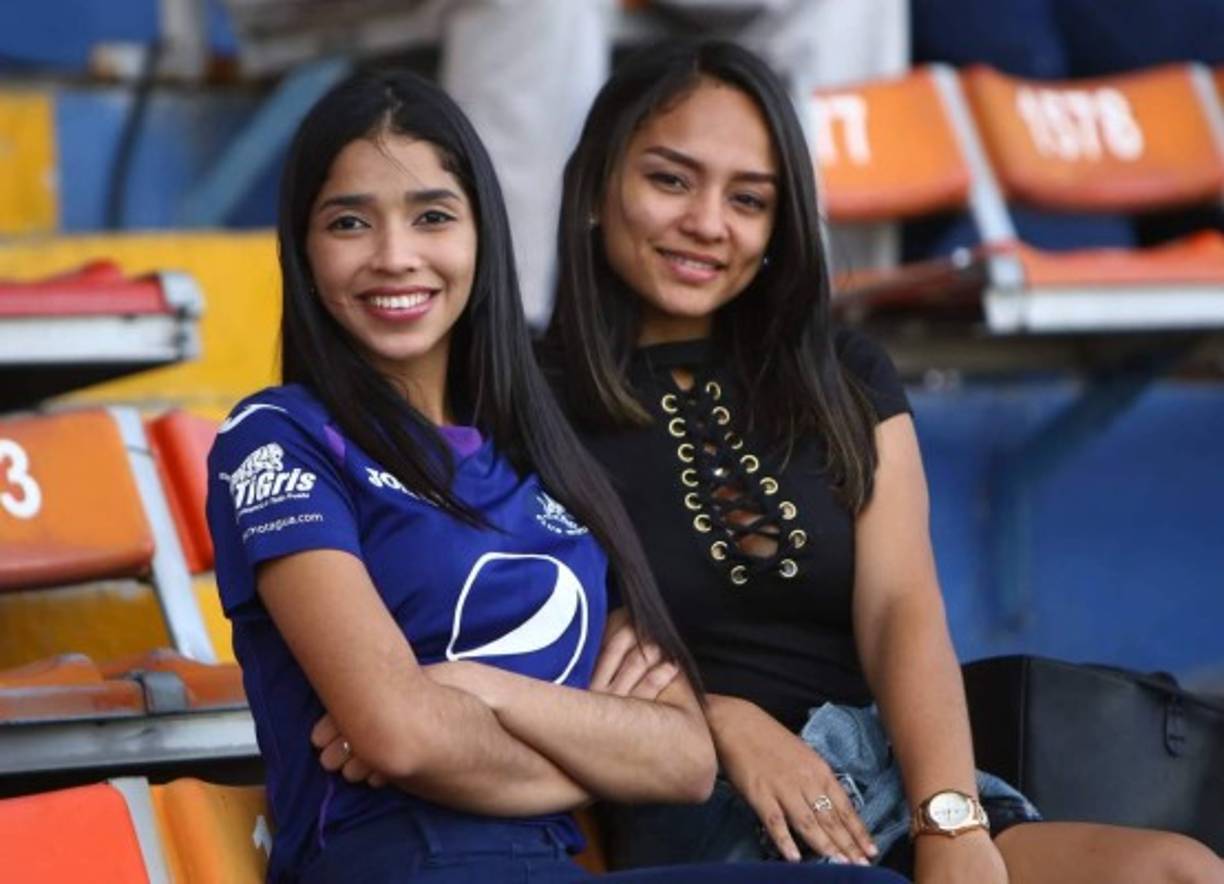 Bellas aficionadas del Motagua en las gradas del estadio Nacional.