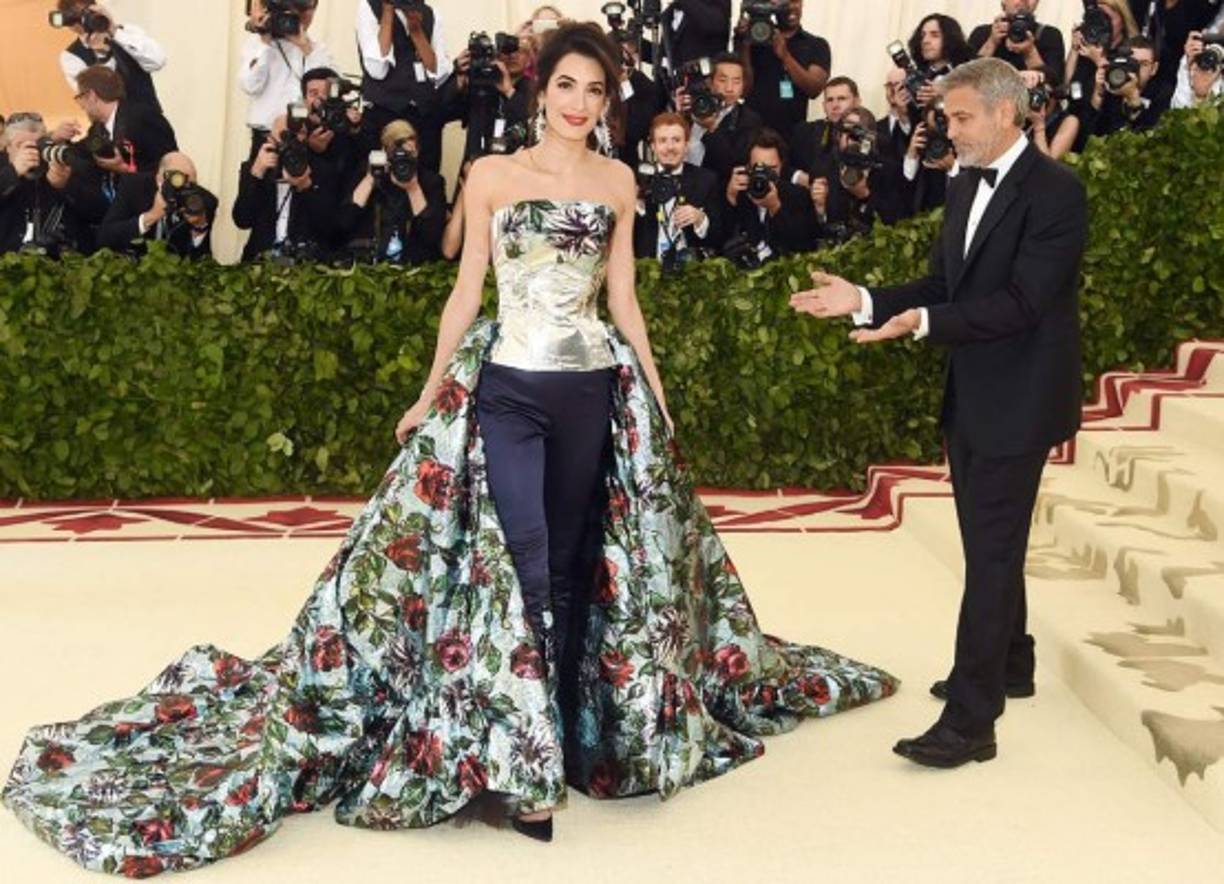 Para 2018 Amal Clooney usó un Richard Quinn.<br/>