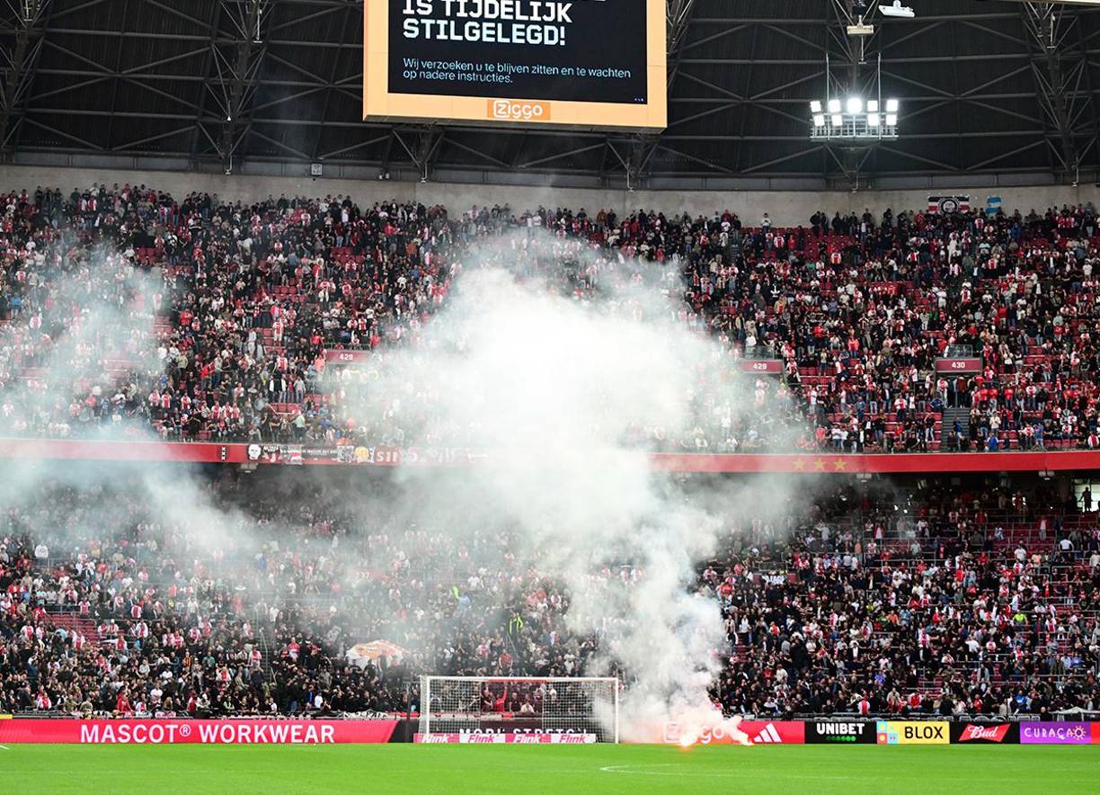 Los seguidores del Ajax no se calmaron en ningún momento. No asumieron la superioridad de su rival y manifestaron su descontento con el lanzamiento de objetos y bengalas que provocó que el partido se detuviera varias veces.
