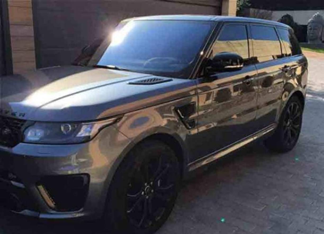 Este carro todo terreno es otro de los vehículos de CR7. Es un Range Rover Sport