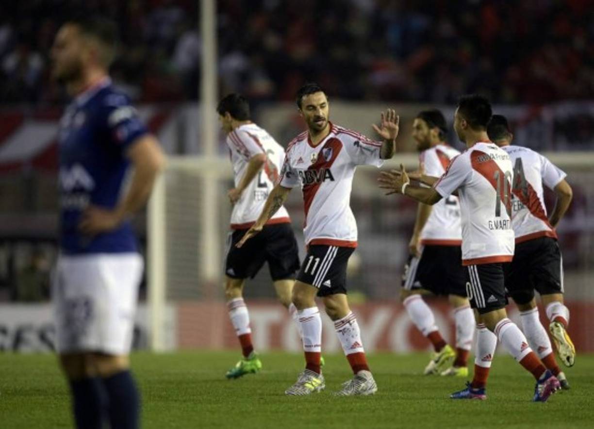 Players of River Plate celebrate with the trophy after winning the second leg match of the all-Argentine Copa Libertadores final against Boca Juniors, at the Santiago Bernabeu stadium in Madrid, on December 9, 2018. (Photo by Javier SORIANO / AFP)