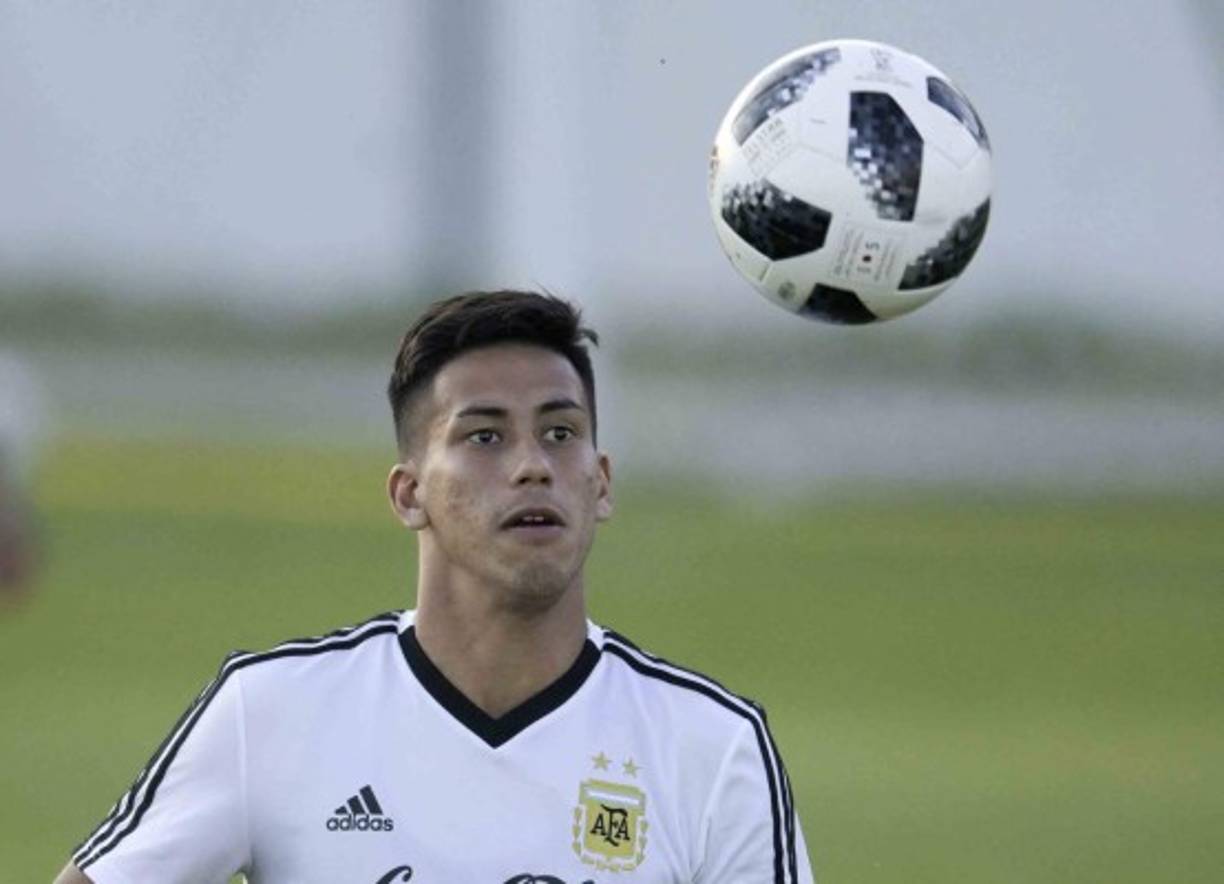 Maximiliano Eduardo Meza: Será uno de los mediocampista y jugaría al lado de Mascherano.