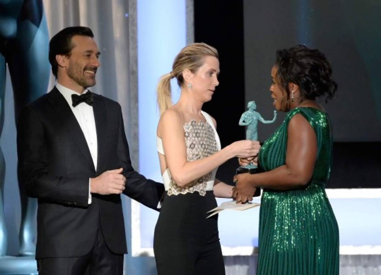 Kristen Wiig y Jon Hamm entregaron el premio a la mejor actriz de comedia a Uzo Aduba por 'Orange is the New Black'.