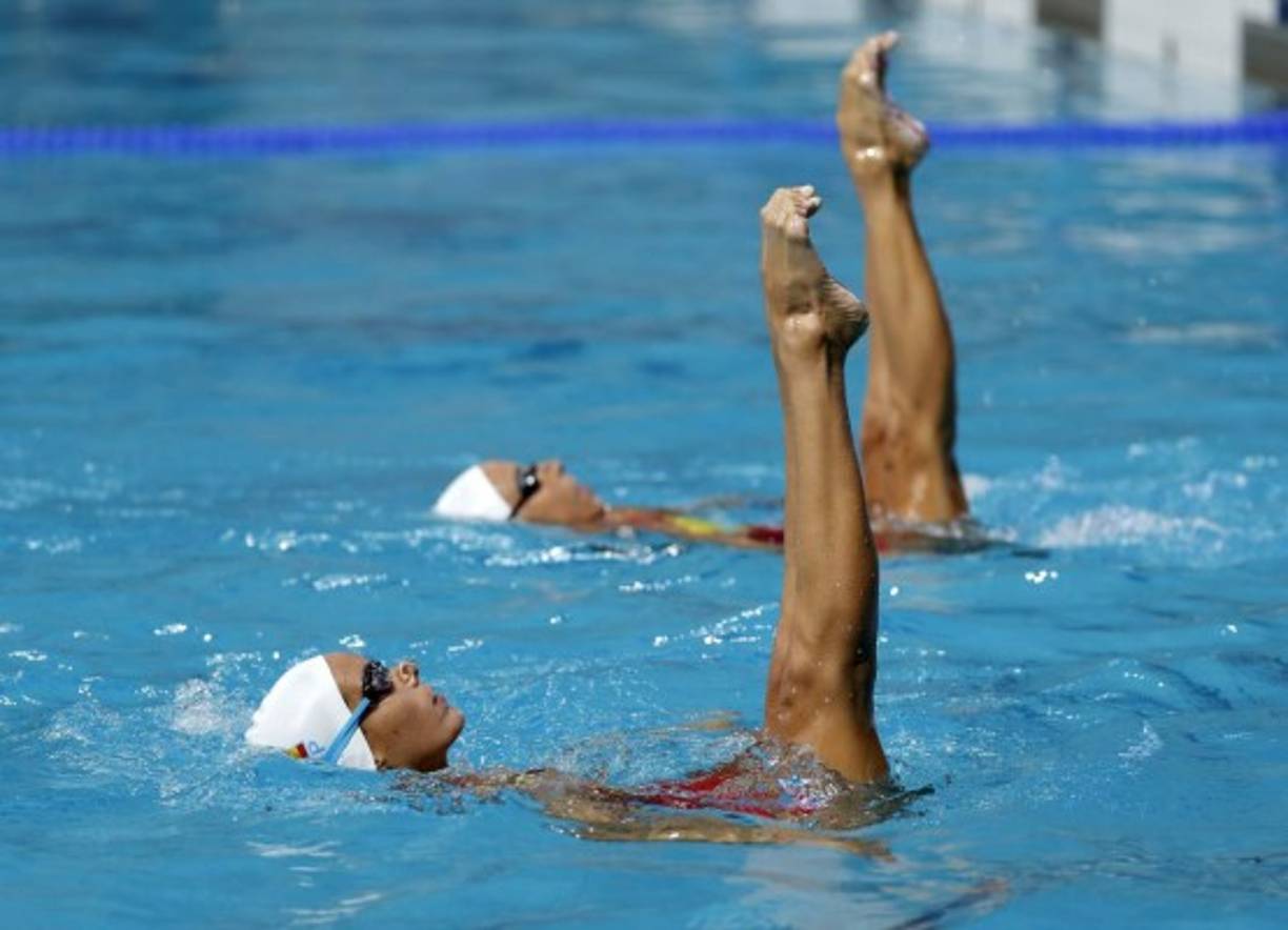 MTI110 BUDAPEST (HUNGRÍA) 18/10/2016.- El futbolista brasileño Ronaldinho Gaucho (i) realiza una demostración de 'teqball' durante su presentación en Budapest (Hungría) hoy, 18 de octubre de 2016. El 'teqball' es un fútbol combinado con tenis de mesa disputado entre dos equipos de dos, cuatro o más jugadores en una mesa arqueada. EFE/Tamas Kovacs PROHIBIDO SU USO EN HUNGRÍA