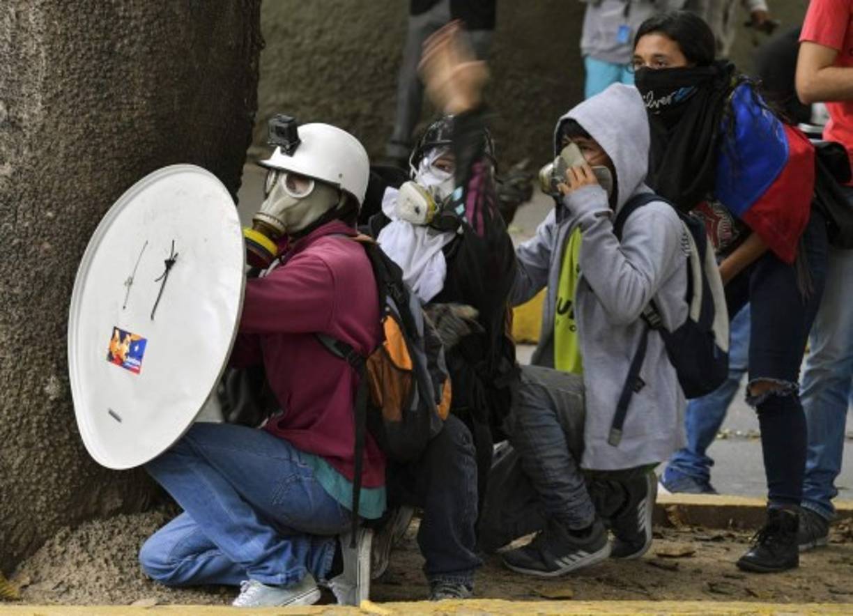 Algunos encapuchados se enfrentaron a los policías con botellas, piedras y ondas, pero se replegaron al ser alcanzados por los gases.