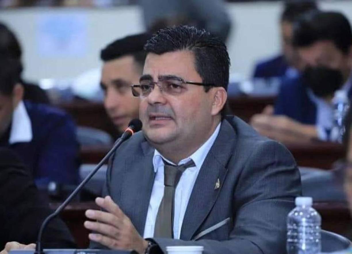 No obstante, en las últimas semanas Marco Eliud ha dado un giro radical en apoyo a la corriente oficialista dentro de Libre, alejándose poco a poco del grupo de “Los Calixtos” y recibiendo serios cuestionamientos. 