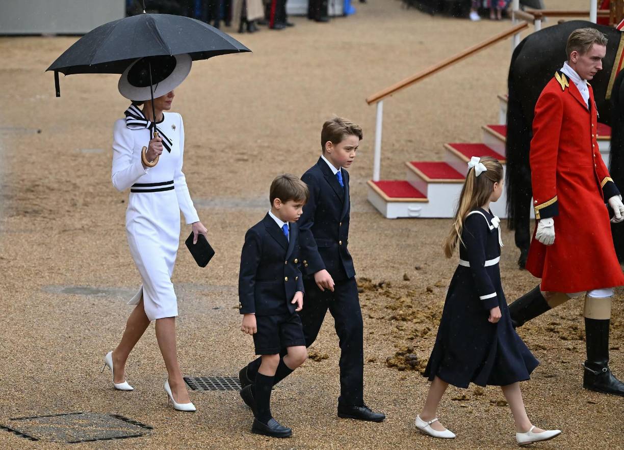 Sin embargo, la princesa adelantó su intención de participar en “algunos actos durante el verano” si su salud se lo permite, en el mensaje en el que anunció que participaría en el Trooping the Colour.