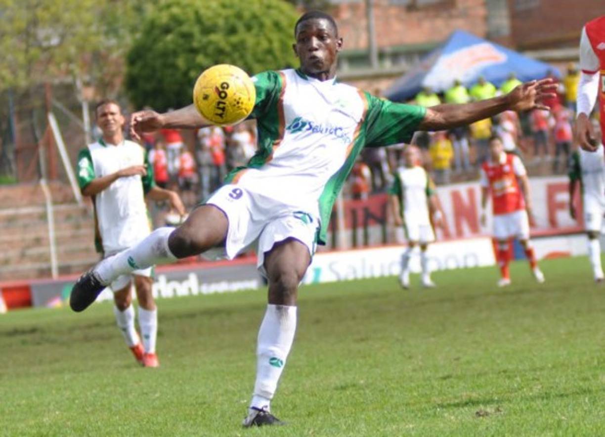 Real Sociedad confirmó este domingo el fichaje del delantero colombiano Andrés Javier Mosquera Murillo, conocido en el fútbol como 'Morocho'. Cuenta con 28 años de edad y viene de participar del equipo Portuguesa de la primera división de Venezuela. También ha militado en el equipo Equidad de su país.