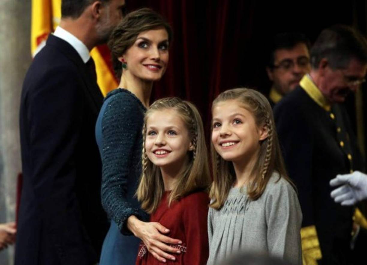 La princesa Leonor recibió hoy la más alta condecoración del reino a sus 12 años, como 'símbolo' de las exigencias que tiene por delante en el día del cumpleaños número 50 de su padre, el rey Felipe VI.