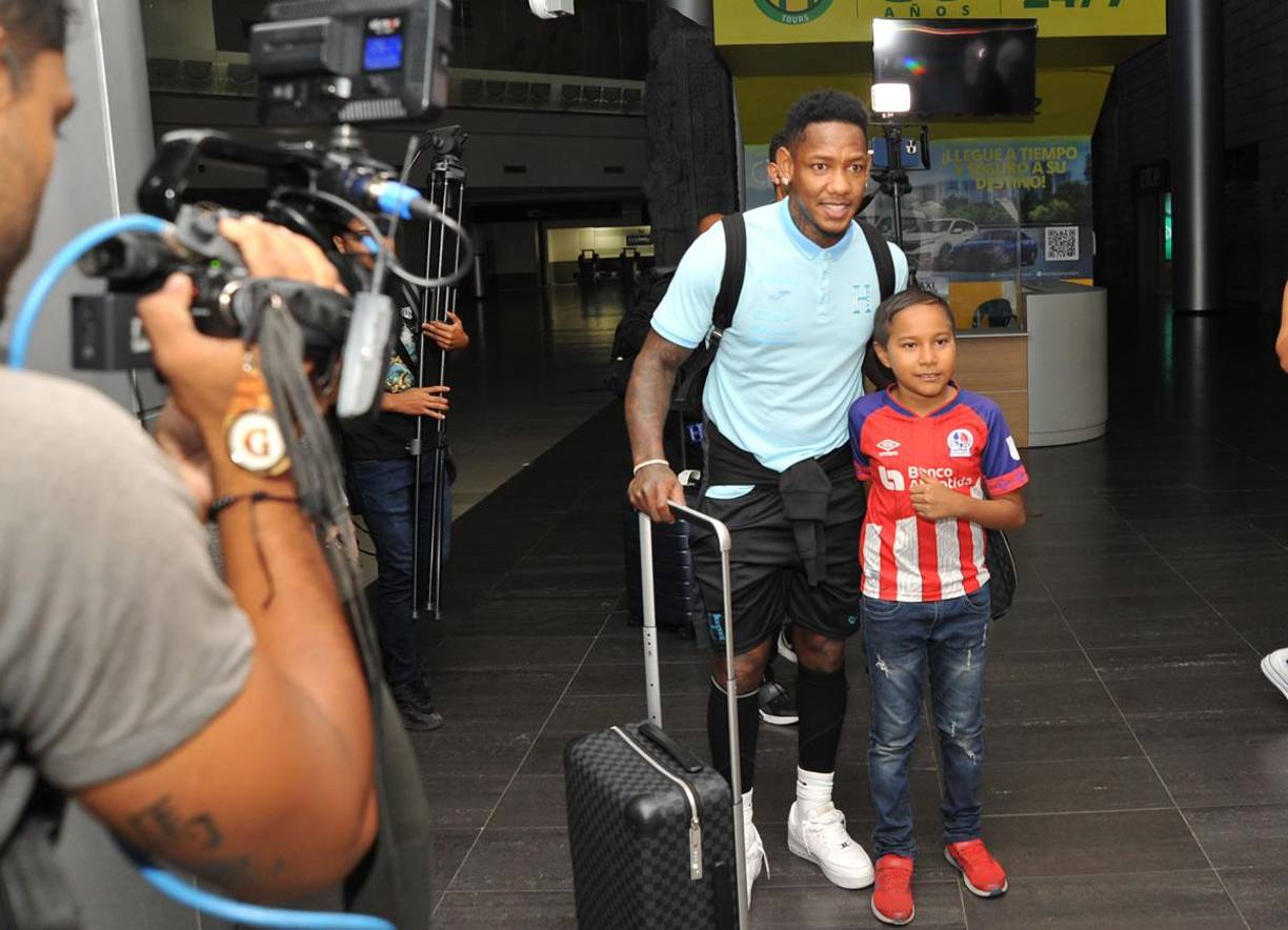 Romell Quioto posando con una pequeña aficionada con camiseta del Olimpia.