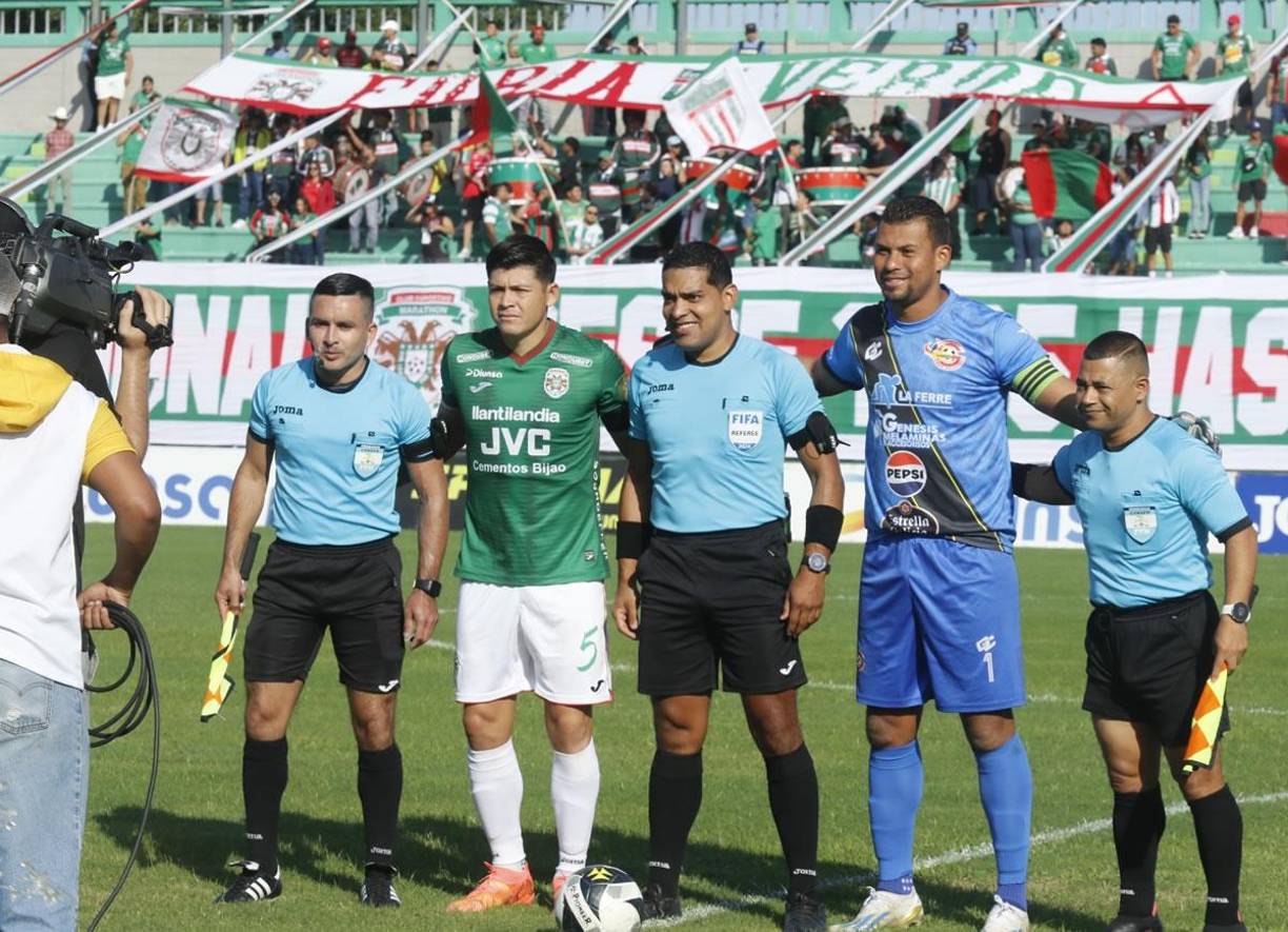 Los árbitros y los capitanes de Marathón, Francisco Martínez, y Génesis, Gerson Argueta, posando para la foto.