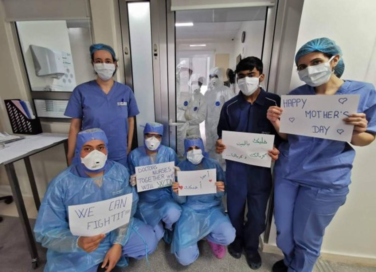 El personal médico que lucha en primera línea contra el coronavirus envió mensajes a sus madres para felicitarlas en su día.