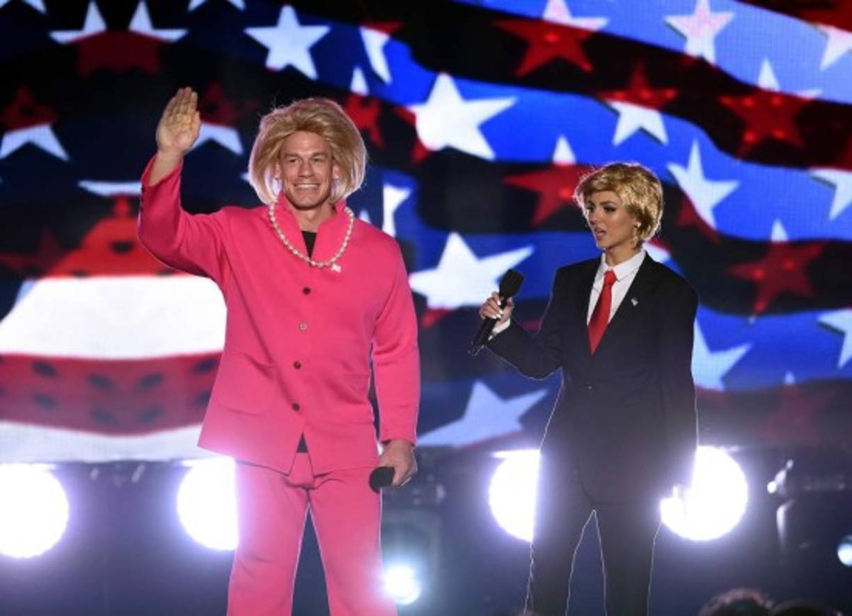 John Cena se visitó como Hillary Clinton y Victoria Justice como Donald Trump durante su presentación en los Teen Choice Awards 2016. ¿Qué te parece la parodia?