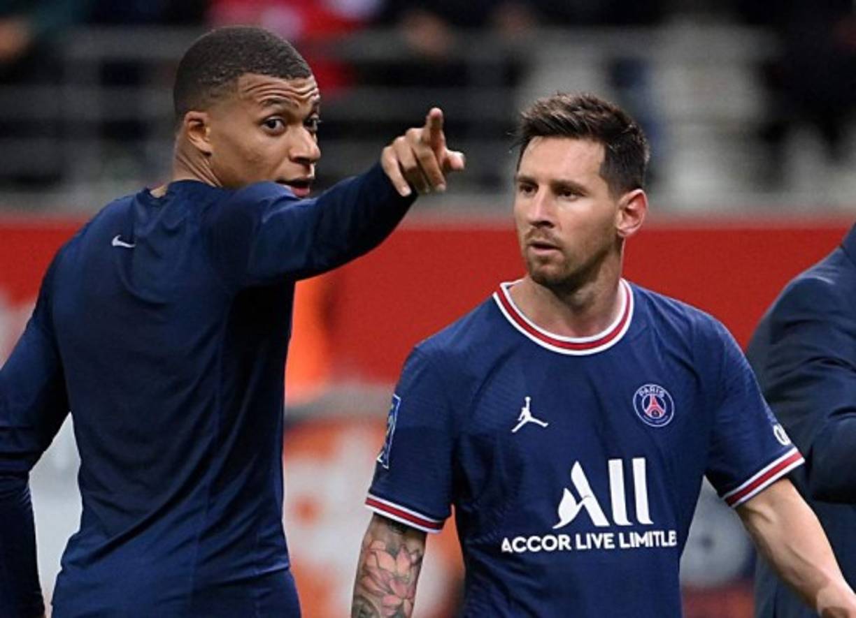 El futuro de Kylian Mbappé sigue sin estar claro. El internacional francés ya le ha comunicado al PSG en varias ocasiones su intención de no renovar y en las últimas horas la prensa francesa y española han revelado las razones por las que el delantero quiere irse del club parisino. Fotos AFP y EFE.