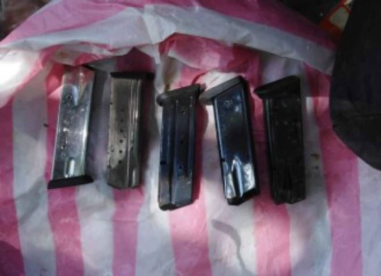 Cinco de cargadores de varios calibres.