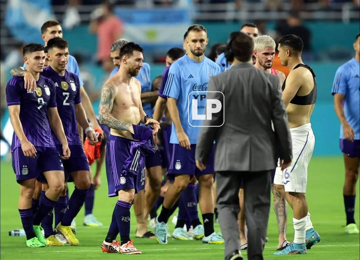 Sí, la camiseta de Messi fue para Héctor Castellanos, quien fue la sombra del argentino en el partido.