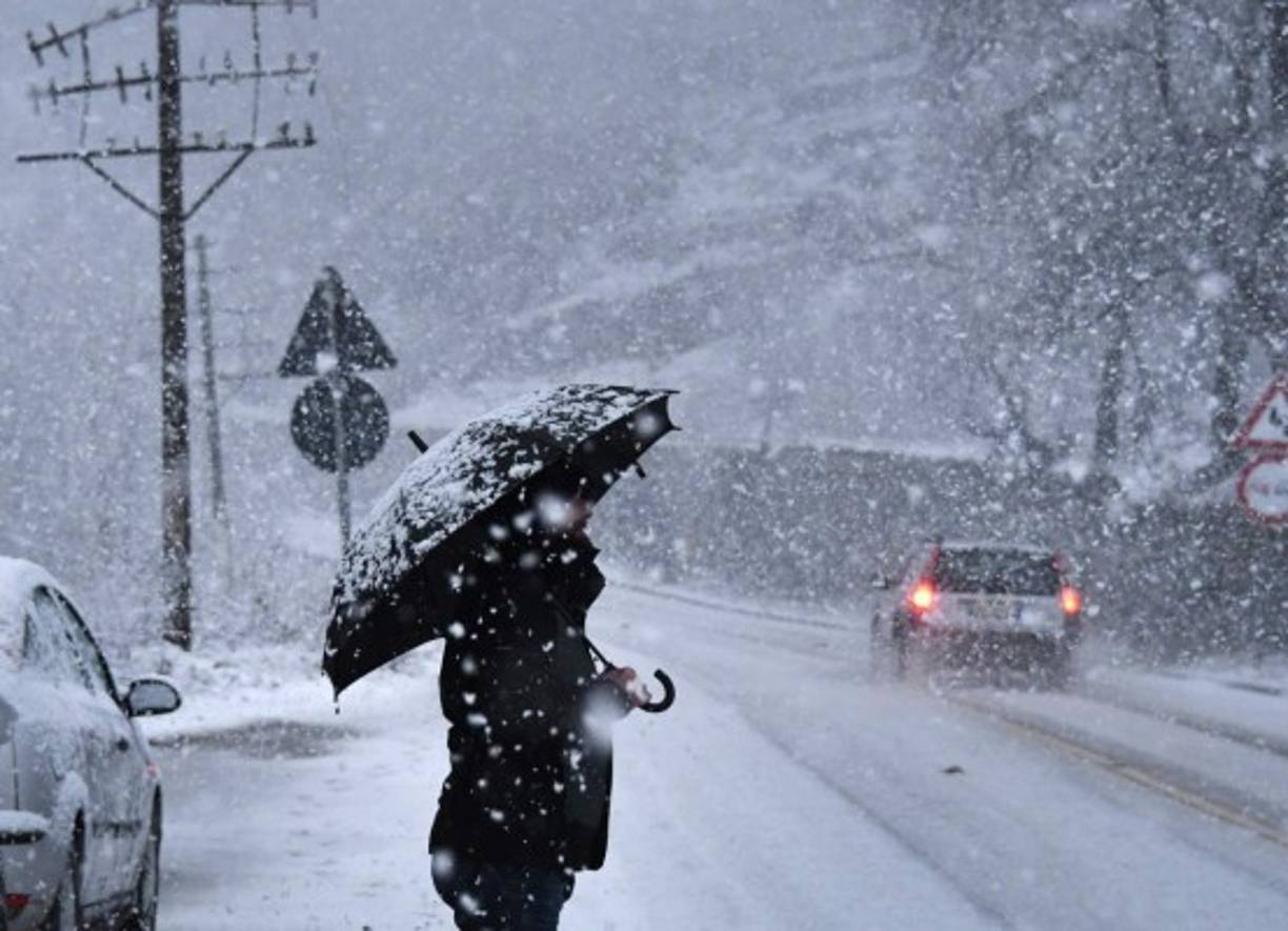 Las temperaturas glaciales, que se mantendrían hasta el jueves, han afectado sobre todo a los 'sintecho'. Tres de ellos perecieron en Francia y en República Checa desde el viernes y dos en Italia, uno de los cuales rechazó abandonar el lugar en el que dormía al raso fuera de Milán.