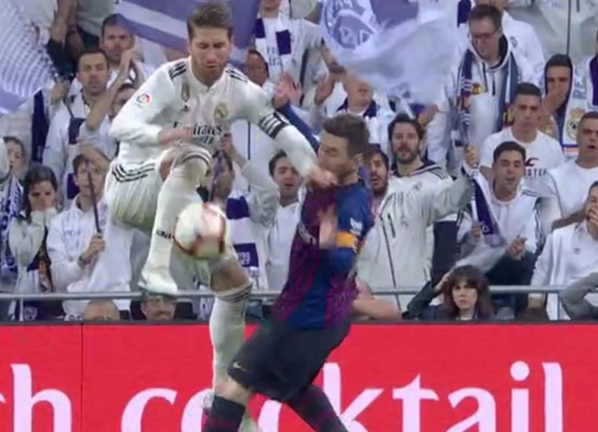 Y al final del primer tiempo llegó una de las polémicas. Sergio Ramos agredió a Messi y esto provocó el enfado del argentino.