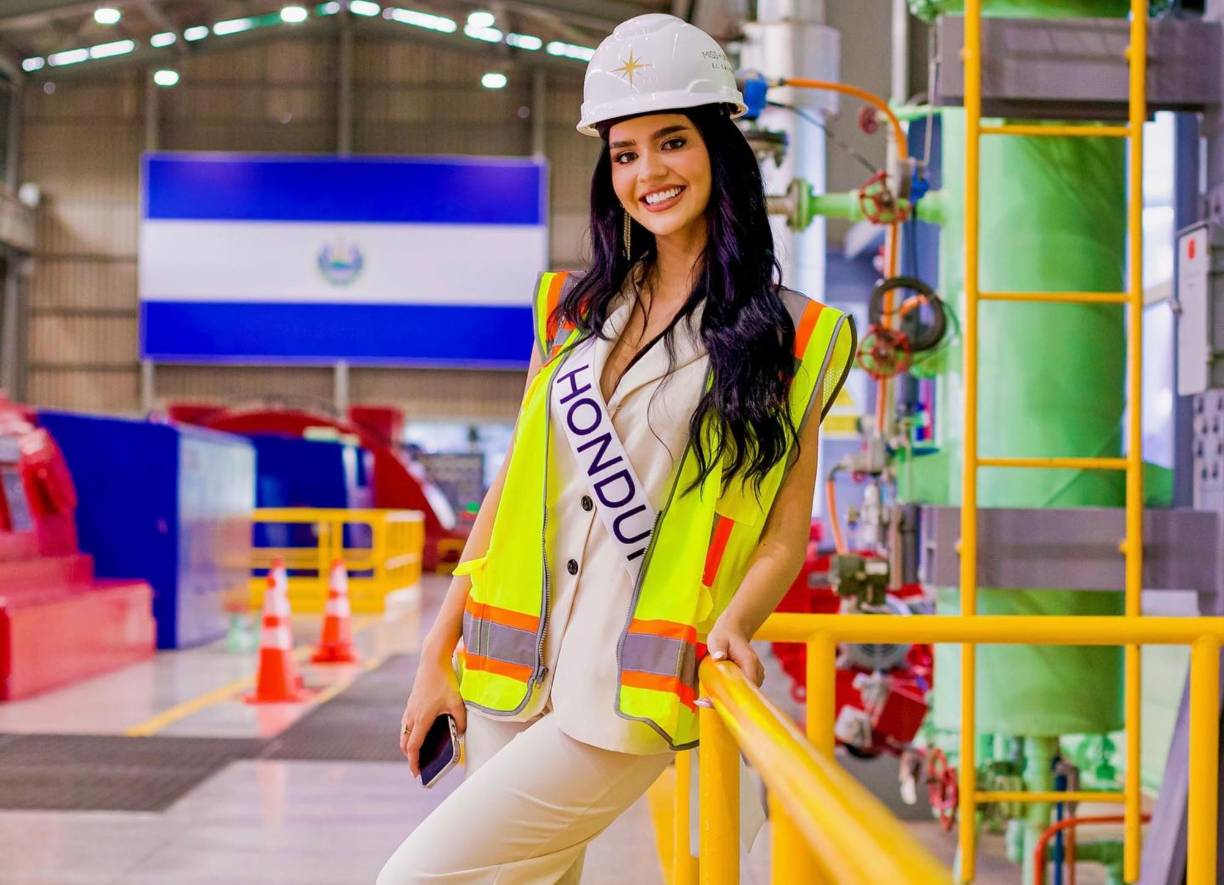 Con zapatillas y con una vestimenta casual y cómoda, 14 de las 88 aspirantes a Miss Universo 2023 realizaron este miércoles una visita, que calificaron de “interesante”, a una central geotérmica de El Salvador, para conocer acerca de la producción de energía eléctrica utilizando de manera racional y sostenible recursos geotérmicos. En la imagen, la hermosa representante de Honduras, Zuheilyn Clemente. 