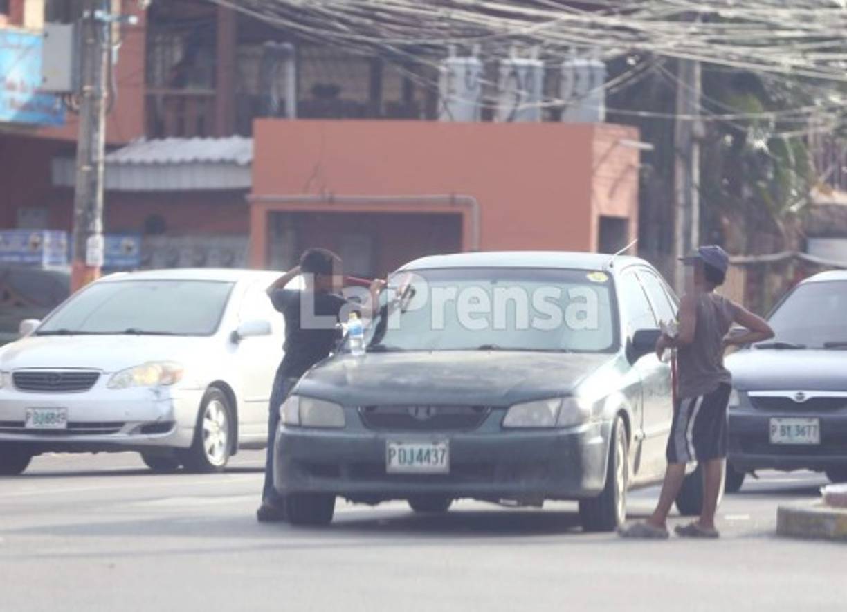 Los niños que piden en las calles y limpian vidrios de carros se convertirán en adultos y no podrán trabajar formalmente por no haber asistido a la escuela.