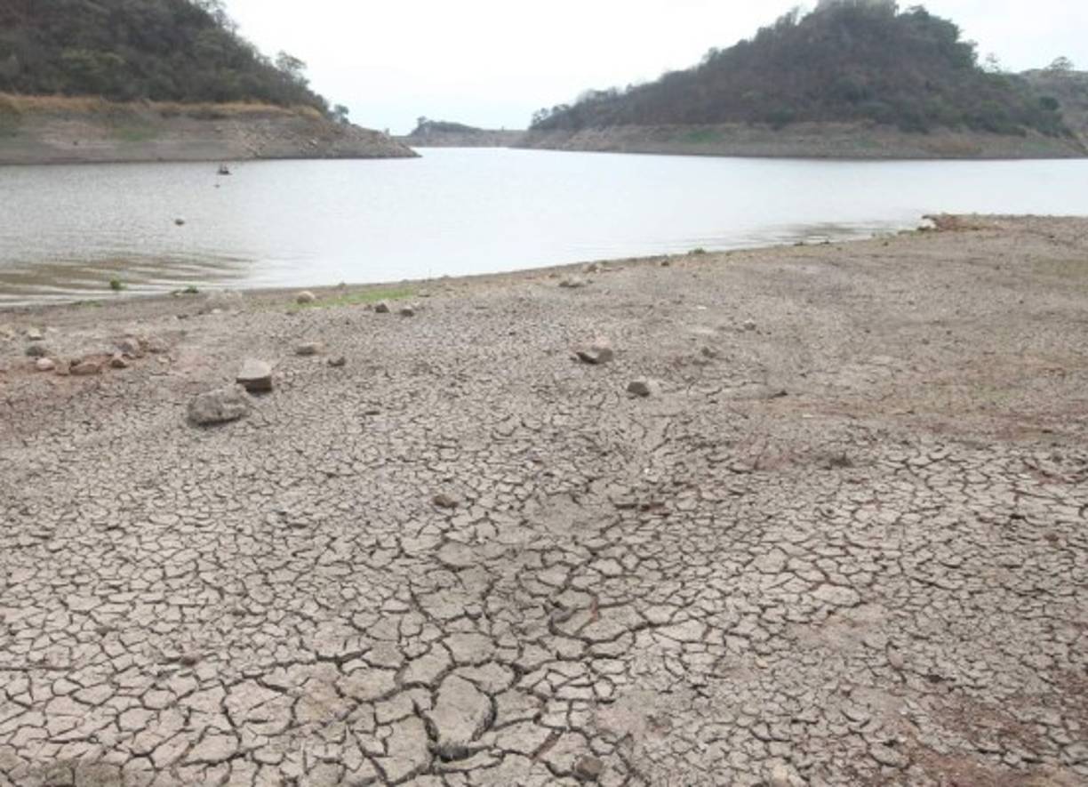 La represa Los Laureles luce vacía.
