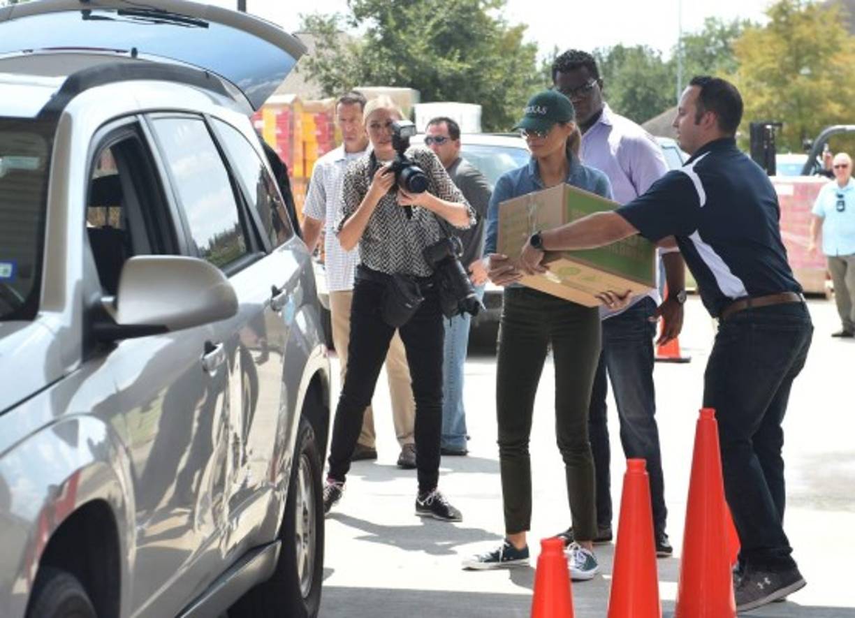 Trump y Melania también ayudaron a descargar donaciones que llegaron a una iglesia de Pearland, un suburbio de Houston, donde se reunieron con las autoridades de Texas que están coordinando las labores de rescate y reconstrucción.<br/>