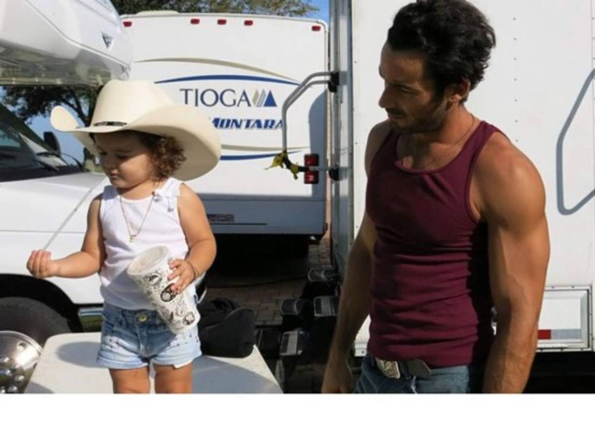 Aarón con su pequeña Erin en las grabaciones de la telenovela 'Tierra de Reyes'.