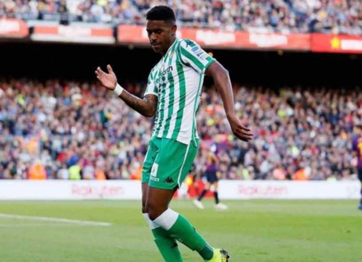 Junior Firpo: El lateral izquierdo del Betis es ahora mismo uno de los mejores posicionado para llegar al Barcelona este verano. Claúsula de 40M pero hay predisposición para bajar el precio. Es jugador nacido en República Dominicana.