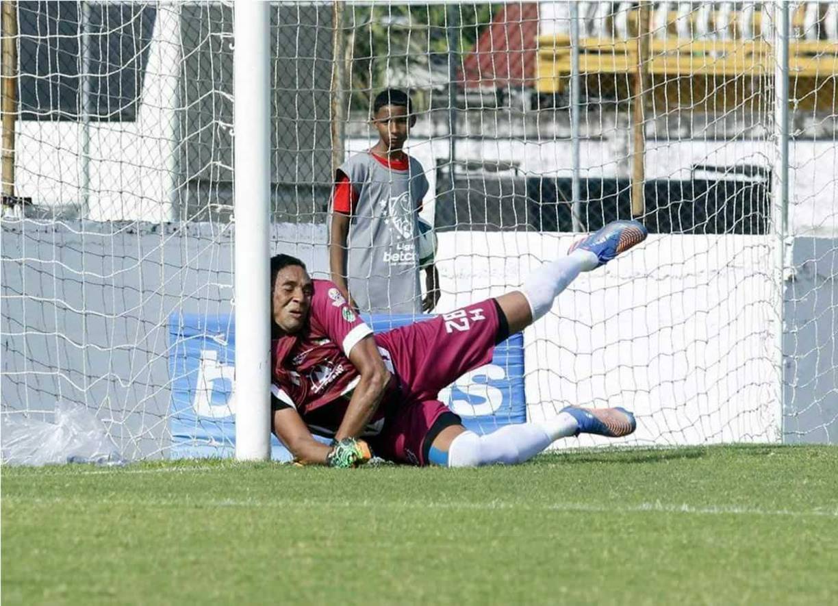 El portero del Platense, Sandro Cárcamo, se llevó un tremendo golpe en el rostro al impactar en el vertical luego de parar un disparo de Alexander Bodden.