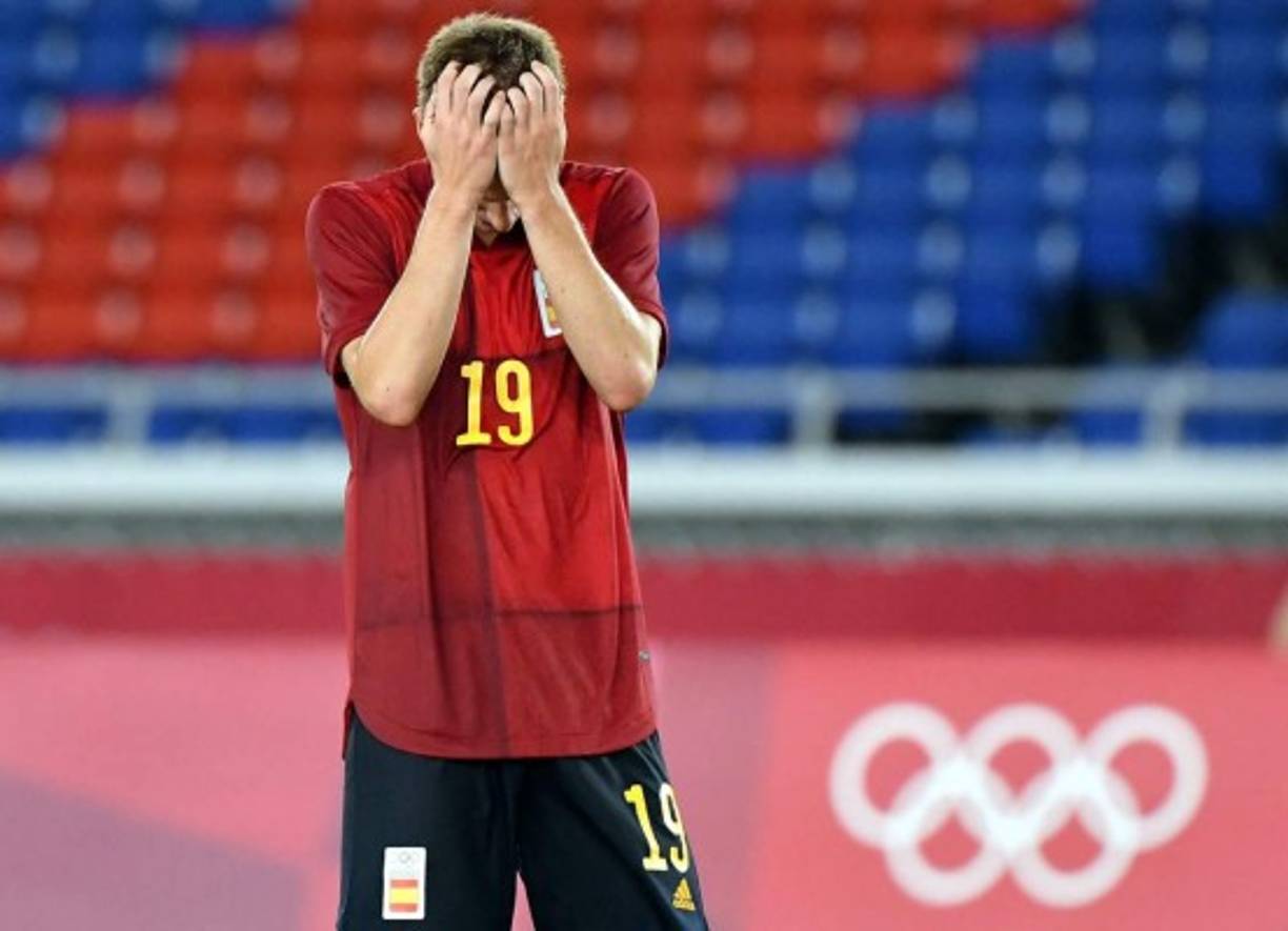 Dani Olmo se llevó las manos a la cabeza tras la derrota española.