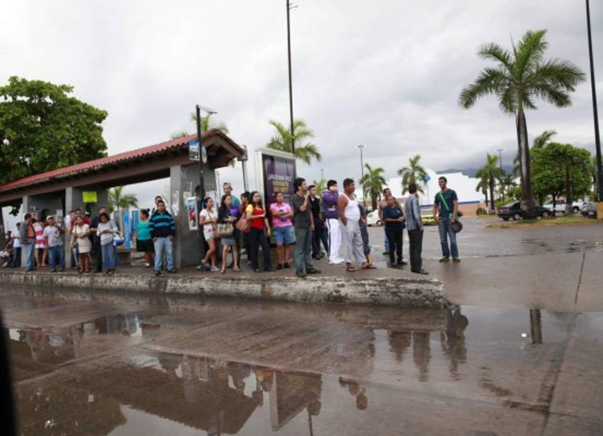 Habitantes de Puerto Vallarta esperan transporte tras el paso de Patricia.