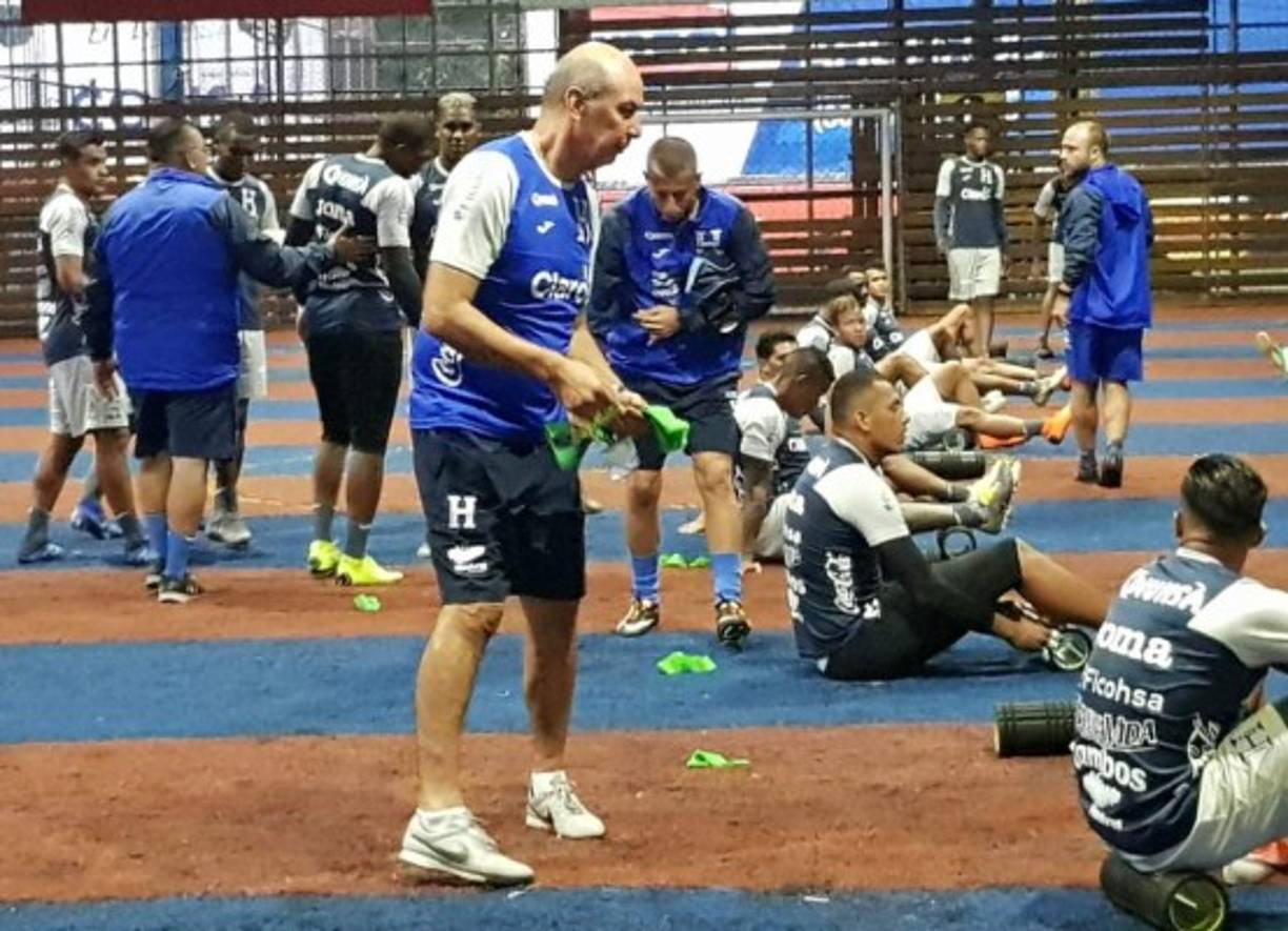 La selección de Honduras realizó sus trabajos en una cancha de fútbol rápido, la Bicolor ya piensa en los amistosos ante Paraguay y Brasil.