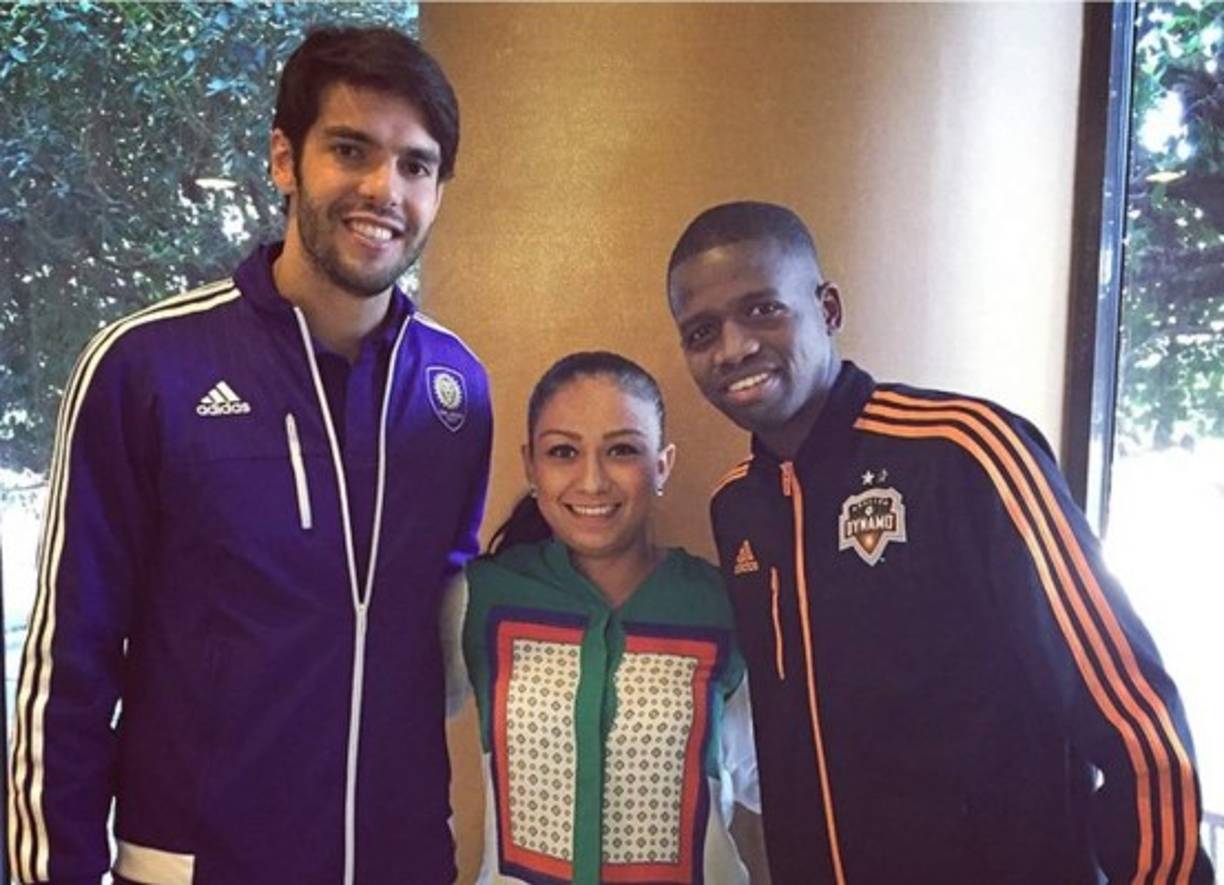 Boniek García y su amada esposa junto al brasileño Kaká.