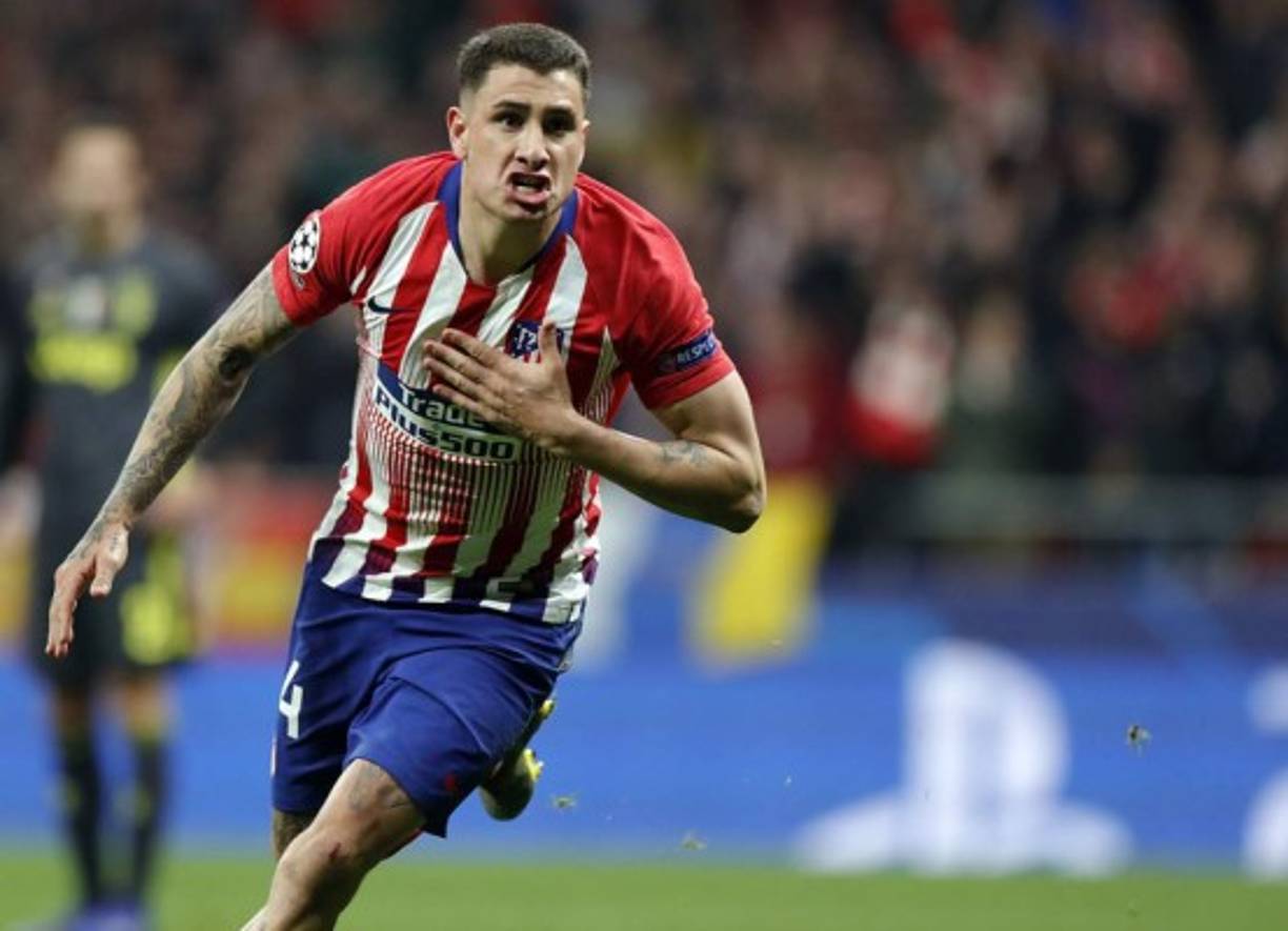 El uruguayo José María Giménez corre a celebrar su gol contra la Juventus.