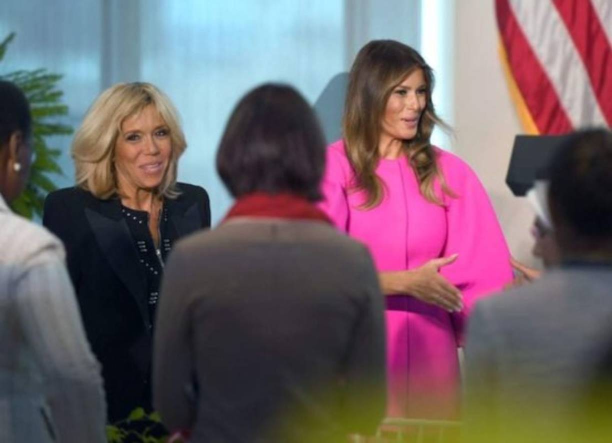 Melania se sentó junto a la primera dama francesa, Brigitte Macron, durante el almuerzo de las esposas de los líderes mundiales.