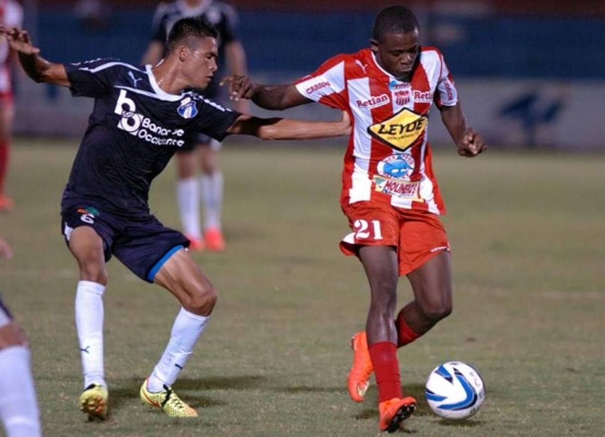 Juan Delgado, del Honduras Progreso, marca a Mario Chávez.