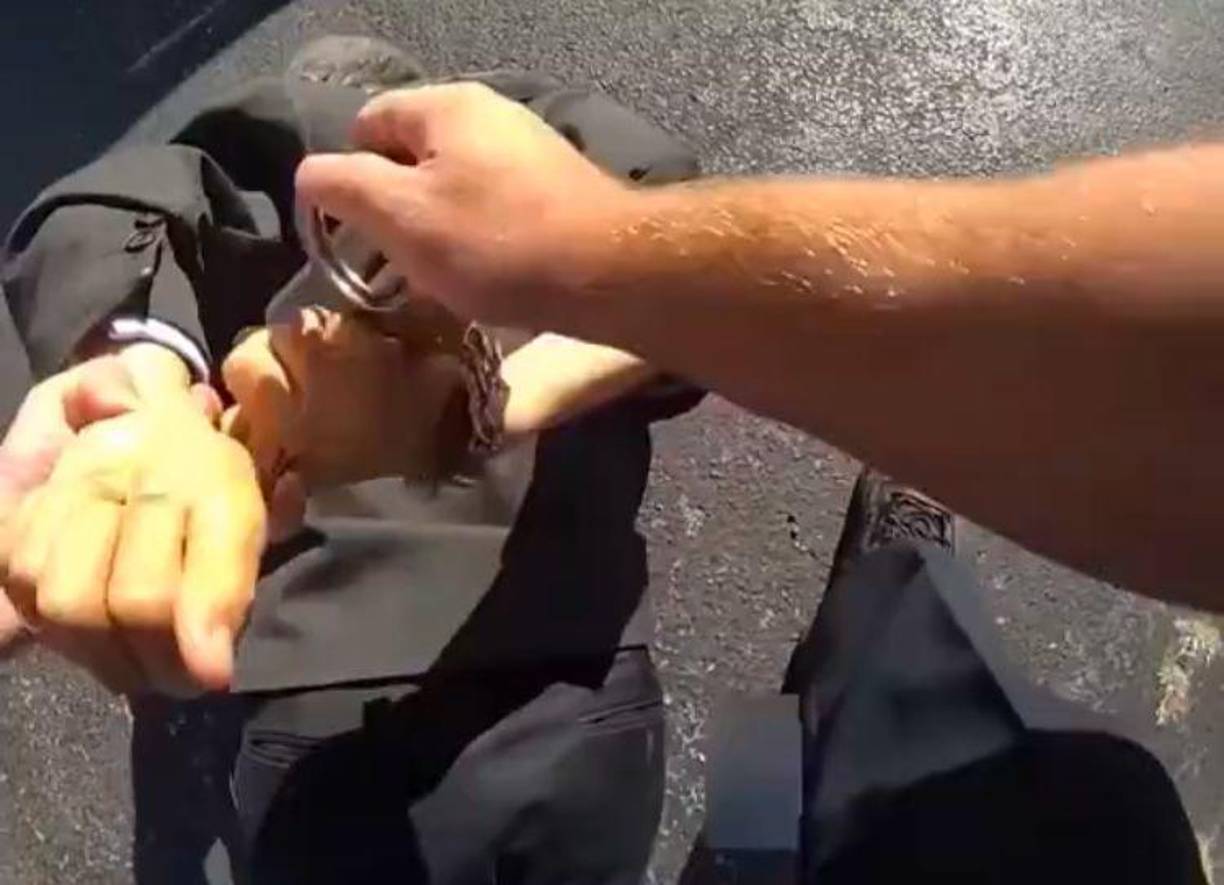 Medios de comunicación locales informaron que el oficial ya se encuentra bajo investigación por parte de sus autoridades.