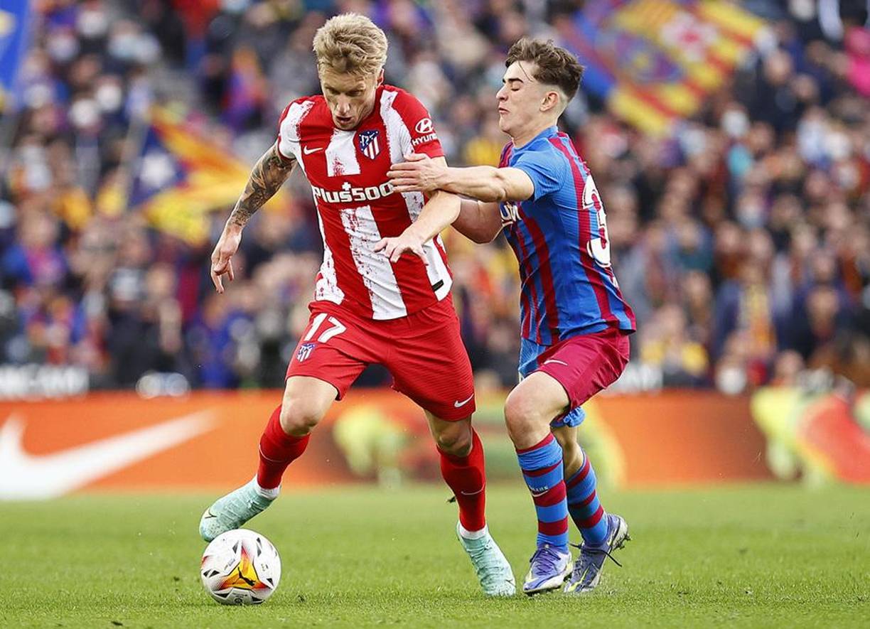 El danés Daniel Wass debutó con el Atlético de Madrid. Acá es marcado por Nico.