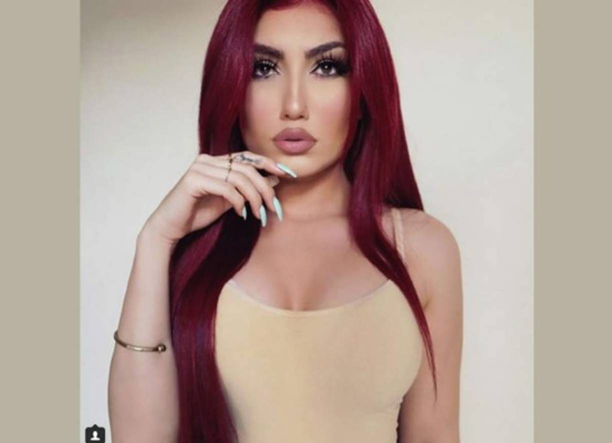 Esta joven se ha convertido en la diva pop más odiada por el EI tras publicar el video musical “Revolution” (Revolución) en donde aparece caminando con brillantes tacones dorados en medio de un campo de batalla.