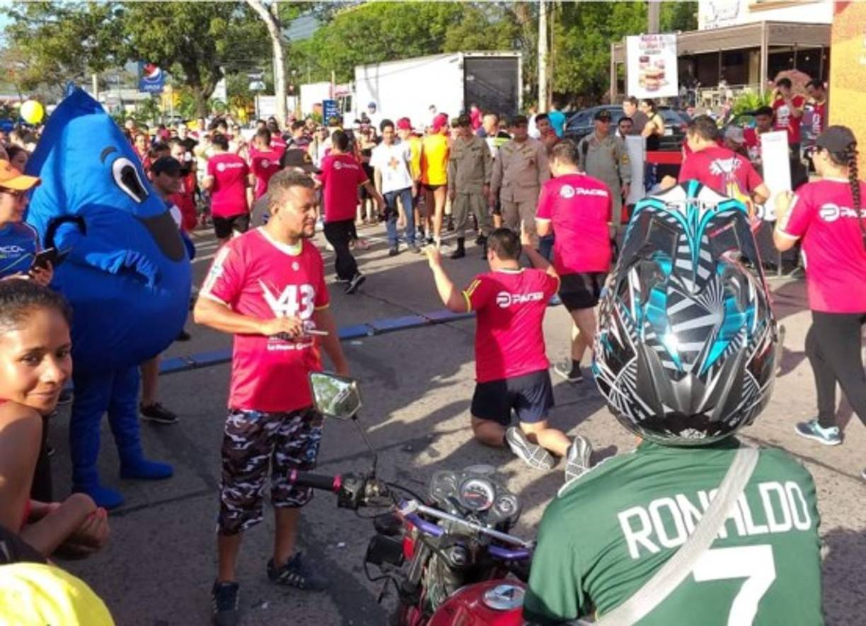 De rodillas cruza la meta un participante en la Maratón.
