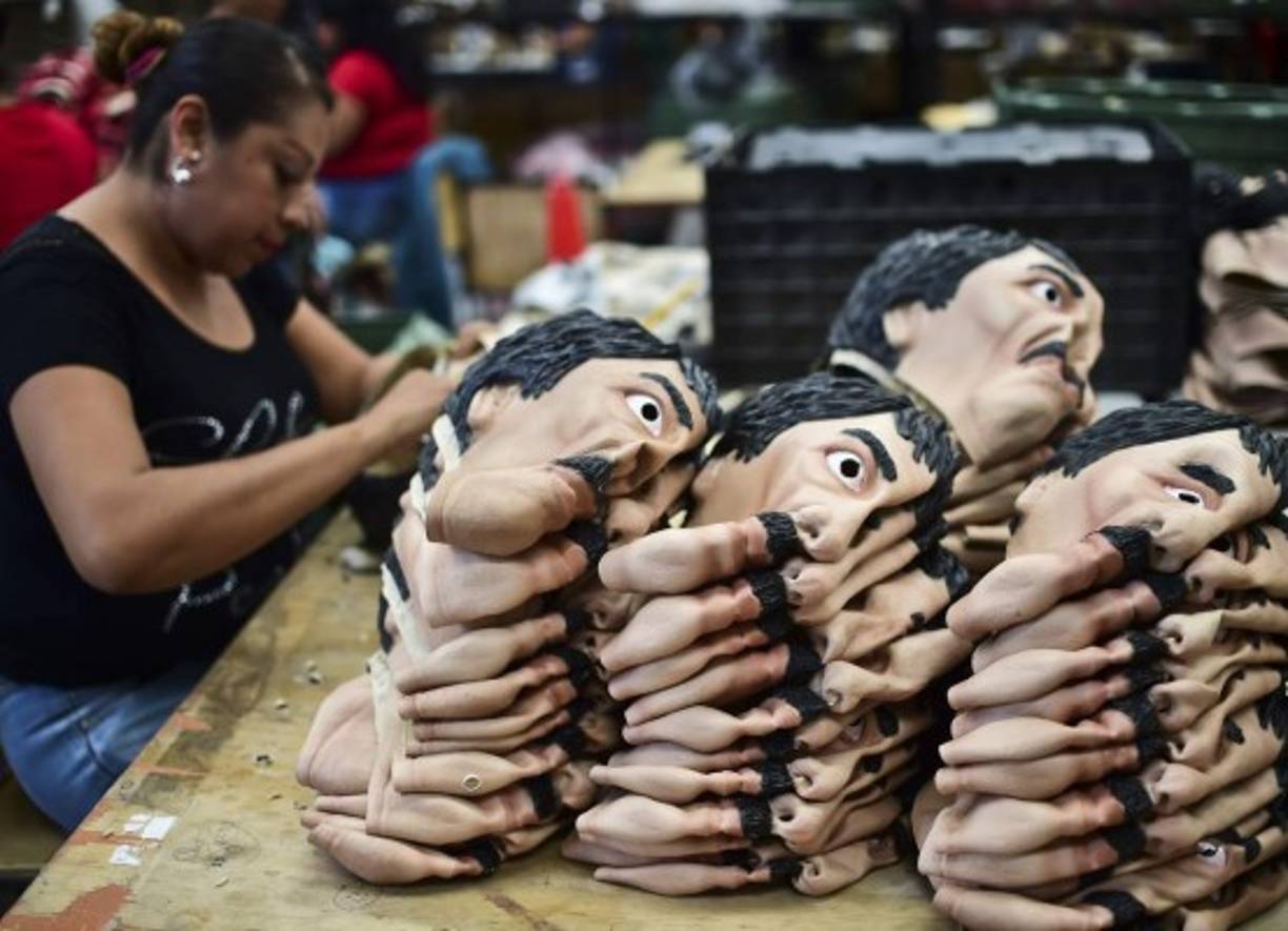 Una mujer fábrica de trajes y máscaras 1ue representan al narcotraficante mexicano Joaquín Guzmán Loera.