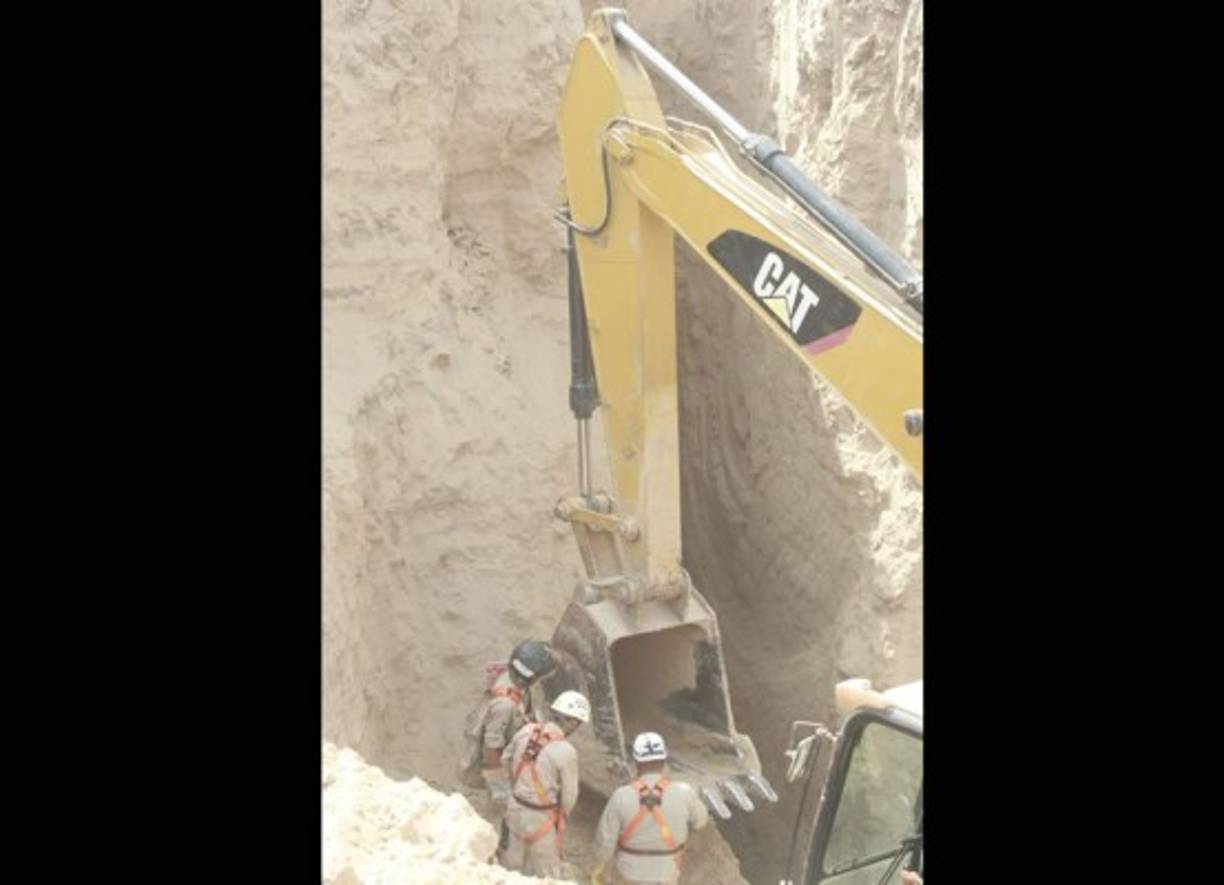 Máquinas pesadas desplazaron hasta el lugar para llegar hasta el fondo del pozo.
