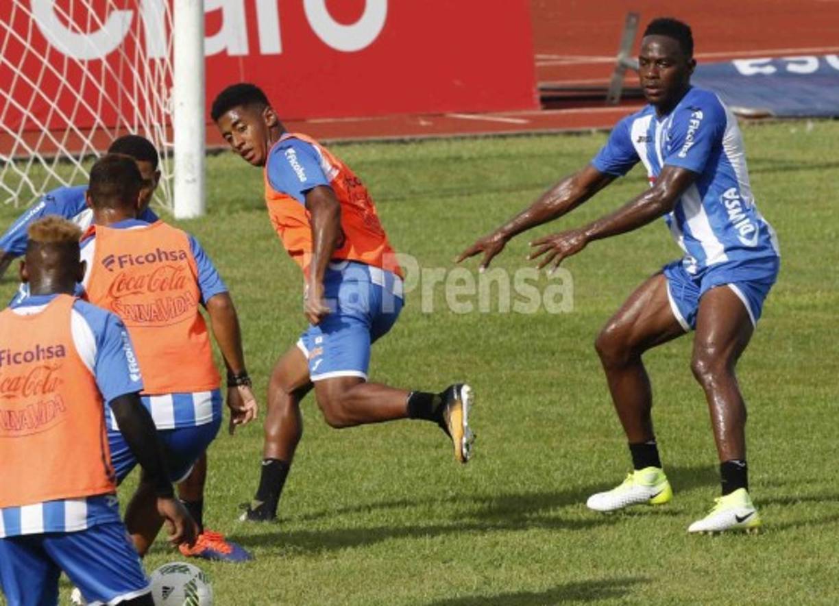 Sochi (Russian Federation), 04/07/2018.- Brazil's player Neymar with his son Davi Lucca during a training session in Sochi, Russia, 04 July 2018. Brazil will face Belgium in their FIFA World Cup 2018 quarter final soccer match on 06 July 2018 in Kazan. (Mundial de Fútbol, Bélgica, Brasil, Rusia) EFE/EPA/KHALED ELFIQI