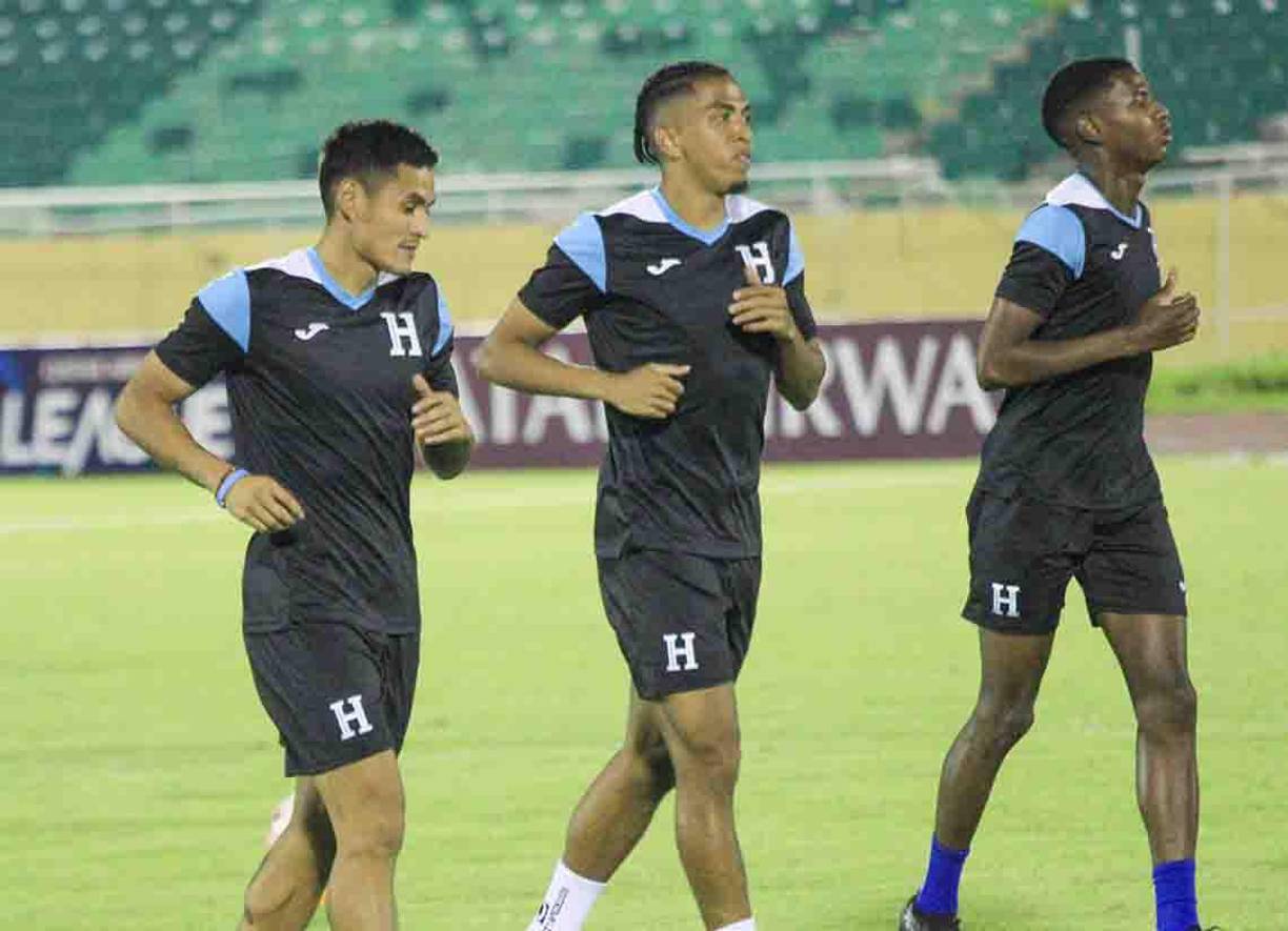 Andy Najar, Rigo Rivas y el joven Julián Martínez .