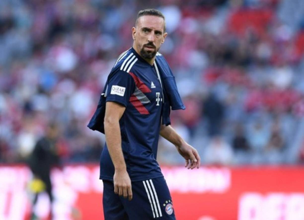 El francés Franck Ribéry (38), que hizo carrera en el Bayern de Munich, entrena con el club bávaro a la espera de encontrar un equipo que le satisfaga, después de acabar contrato con la Fiorentina. Le gustaría seguir jugando en Italia, según L'Equipe. Foto AFP.