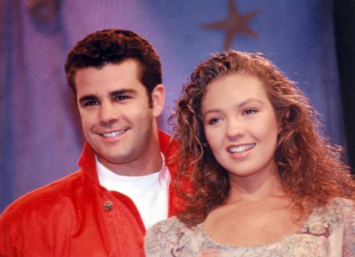 1994. En esta otra imagen de Eduardo Capetillo y Thalia al protagonizar la telenovela marimar también se nota mucho más el parecido con su hijo.